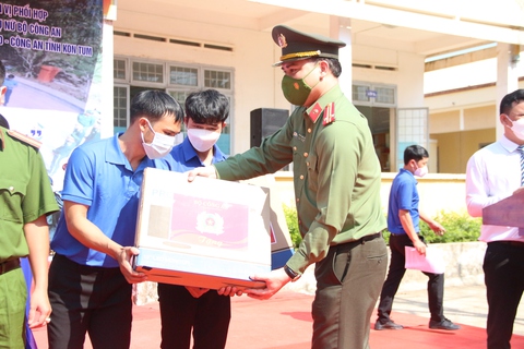 Đoàn thanh niên Bộ Công an tổ chức chương trình Tháng 3 biên giới tại Kon Tum - Ảnh 3. Đoàn thanh niên Bộ Công an tổ chức chương trình Tháng 3 biên giới tại Kon Tum - Ảnh 3.