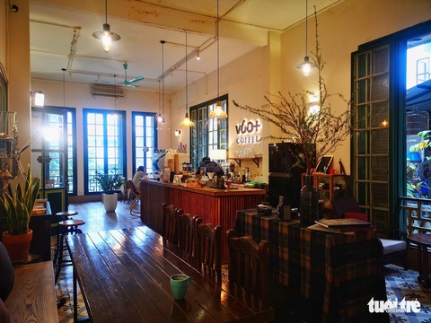 Số F0 tăng cao, tiệm hoa ‘neo’ người, tiệm cà phê đóng cửa vì thiếu nhân viên - Ảnh 2. Số F0 tăng cao, tiệm hoa ‘neo’ người, tiệm cà phê đóng cửa vì thiếu nhân viên - Ảnh 2.