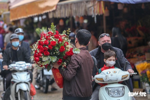 Sát 8-3, chợ hoa lớn nhất Hà Nội vẫn vắng, giá hoa rẻ - Ảnh 5. Sát 8-3, chợ hoa lớn nhất Hà Nội vẫn vắng, giá hoa rẻ - Ảnh 5.
