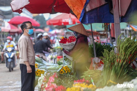 Sát 8-3, chợ hoa lớn nhất Hà Nội vẫn vắng, giá hoa rẻ - Ảnh 4. Sát 8-3, chợ hoa lớn nhất Hà Nội vẫn vắng, giá hoa rẻ - Ảnh 4.
