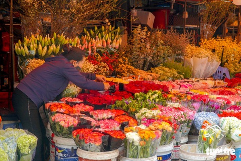 Sát 8-3, chợ hoa lớn nhất Hà Nội vẫn vắng, giá hoa rẻ - Ảnh 6. Sát 8-3, chợ hoa lớn nhất Hà Nội vẫn vắng, giá hoa rẻ - Ảnh 6.