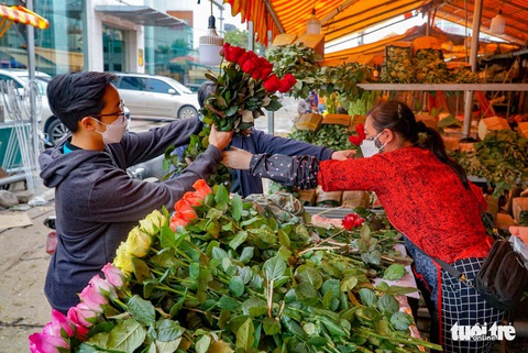 Sát 8-3, chợ hoa lớn nhất Hà Nội vẫn vắng, giá hoa rẻ - Ảnh 2. Sát 8-3, chợ hoa lớn nhất Hà Nội vẫn vắng, giá hoa rẻ - Ảnh 2.