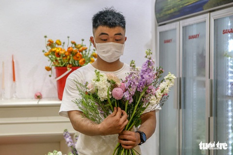 Số F0 tăng cao, tiệm hoa ‘neo’ người, tiệm cà phê đóng cửa vì thiếu nhân viên - Ảnh 3. Số F0 tăng cao, tiệm hoa ‘neo’ người, tiệm cà phê đóng cửa vì thiếu nhân viên - Ảnh 3.