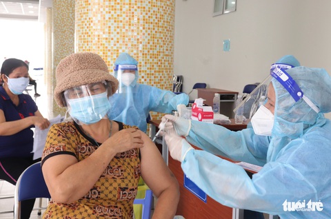Chủng Omicron trốn vắc xin, nhiều người tái nhiễm chỉ sau 1 tháng - Ảnh 1. Chủng Omicron trốn vắc xin, nhiều người tái nhiễm chỉ sau 1 tháng - Ảnh 1.