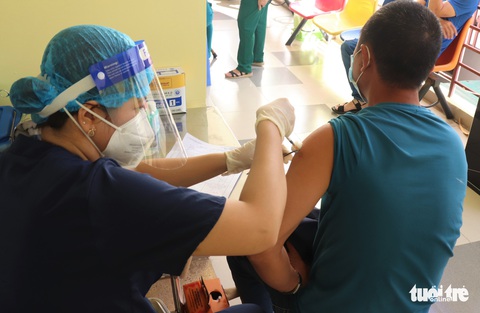 Chủng Omicron trốn vắc xin, nhiều người tái nhiễm chỉ sau 1 tháng - Ảnh 2. Chủng Omicron trốn vắc xin, nhiều người tái nhiễm chỉ sau 1 tháng - Ảnh 2.