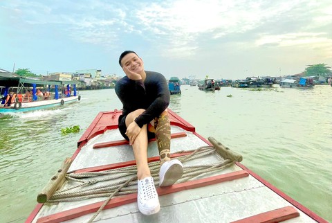 Tập tễnh chân giả vẫn rong ruổi cùng tấm lòng thiện nguyện - Ảnh 1. Tập tễnh chân giả vẫn rong ruổi cùng tấm lòng thiện nguyện - Ảnh 1.