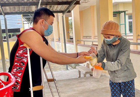 Tập tễnh chân giả vẫn rong ruổi cùng tấm lòng thiện nguyện - Ảnh 4. Tập tễnh chân giả vẫn rong ruổi cùng tấm lòng thiện nguyện - Ảnh 4.