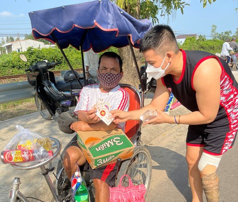 Tập tễnh chân giả vẫn rong ruổi cùng tấm lòng thiện nguyện - Ảnh 3. Tập tễnh chân giả vẫn rong ruổi cùng tấm lòng thiện nguyện - Ảnh 3.
