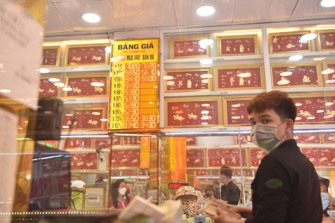 Vọt lên 74 triệu đồng/lượng, giá vàng trong nước cao hơn thế giới 18 triệu/lượng - Ảnh 1. Vọt lên 74 triệu đồng/lượng, giá vàng trong nước cao hơn thế giới 18 triệu/lượng - Ảnh 1.