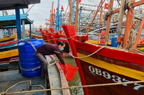 Ra khơi mang theo túi chứa rác - Ảnh 1. Ra khơi mang theo túi chứa rác - Ảnh 1.