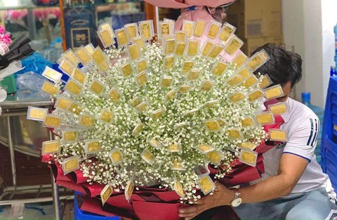 Xôn xao bó hoa đính 100 lá vàng của một đại gia tặng vợ - Ảnh 1. Xôn xao bó hoa đính 100 lá vàng của một đại gia tặng vợ - Ảnh 1.