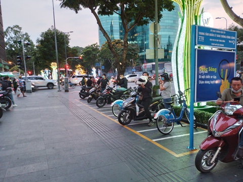 Lối nào cho xe đạp công cộng? - Ảnh 1. Lối nào cho xe đạp công cộng? - Ảnh 1.