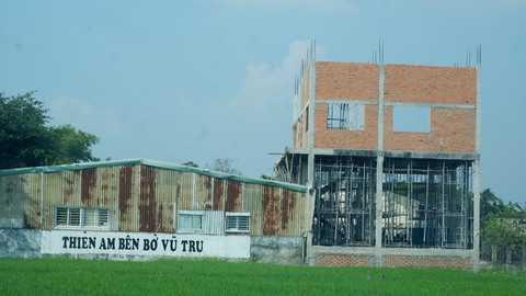 Công an tỉnh Long An khám xét tịnh thất Bồng Lai - Ảnh 1. Công an tỉnh Long An khám xét tịnh thất Bồng Lai - Ảnh 1.