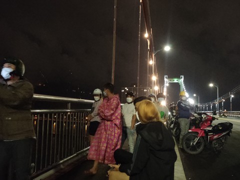 Người đàn ông dọa tự tử từ sáng tới tối ở cầu Thuận Phước đã về nhà - Ảnh 2. Người đàn ông dọa tự tử từ sáng tới tối ở cầu Thuận Phước đã về nhà - Ảnh 2.