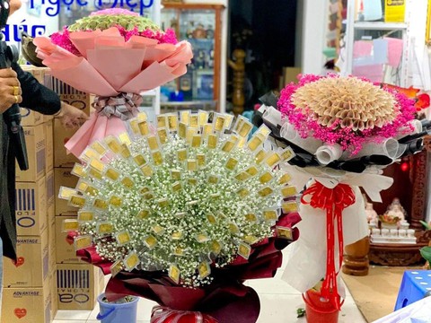Chủ shop lên tiếng về việc làm bó hoa đính 100 lượng vàng để một đại gia tặng phụ nữ - Ảnh 1. Chủ shop lên tiếng về việc làm bó hoa đính 100 lượng vàng để một đại gia tặng phụ nữ - Ảnh 1.