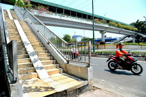 Thờ ơ với cầu bộ hành - Ảnh 2. Thờ ơ với cầu bộ hành - Ảnh 2.