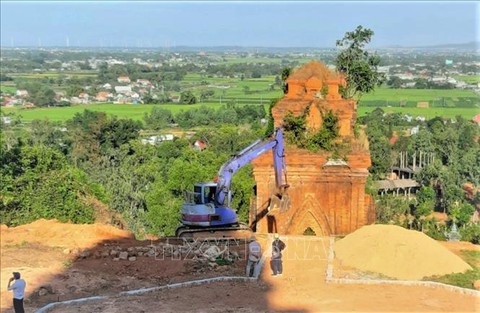 Ngừng thi công dự án tu bổ di tích tháp Bánh Ít bằng máy cơ giới - Ảnh 1. Ngừng thi công dự án tu bổ di tích tháp Bánh Ít bằng máy cơ giới - Ảnh 1.
