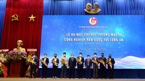 Lãnh đạo Long An yêu cầu dừng ngay việc test nhanh để vào khu công nghiệp - Ảnh 1. Lãnh đạo Long An yêu cầu dừng ngay việc test nhanh để vào khu công nghiệp - Ảnh 1.