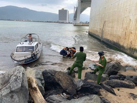 Người đàn ông dọa tự tử trên cầu Thuận Phước đã quay lại nhảy cầu qua đời - Ảnh 1. Người đàn ông dọa tự tử trên cầu Thuận Phước đã quay lại nhảy cầu qua đời - Ảnh 1.