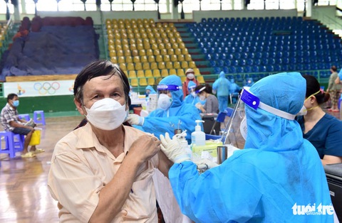TP.HCM xét nghiệm nhanh cho tất cả người trên 65 tuổi, có bệnh nền - Ảnh 1. TP.HCM xét nghiệm nhanh cho tất cả người trên 65 tuổi, có bệnh nền - Ảnh 1.