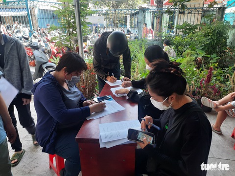 TP.HCM: Vất vả đợi xét nghiệm COVID-19, công nhận F0 - Ảnh 5. TP.HCM: Vất vả đợi xét nghiệm COVID-19, công nhận F0 - Ảnh 5.