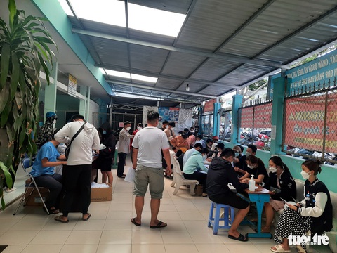 TP.HCM: Vất vả đợi xét nghiệm COVID-19, công nhận F0 - Ảnh 3. TP.HCM: Vất vả đợi xét nghiệm COVID-19, công nhận F0 - Ảnh 3.