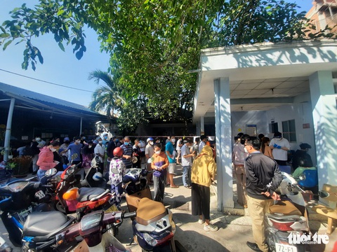 TP.HCM: Vất vả đợi xét nghiệm COVID-19, công nhận F0 - Ảnh 4. TP.HCM: Vất vả đợi xét nghiệm COVID-19, công nhận F0 - Ảnh 4.