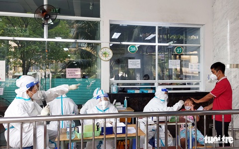 Những bóng hồng nơi tuyến đầu chống dịch - Ảnh 1. Những bóng hồng nơi tuyến đầu chống dịch - Ảnh 1.