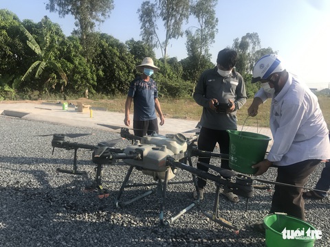 Nông dân miền Tây phun thuốc bảo vệ thực vật nhanh gấp 10 lần nhờ drone - Ảnh 1. Nông dân miền Tây phun thuốc bảo vệ thực vật nhanh gấp 10 lần nhờ drone - Ảnh 1.