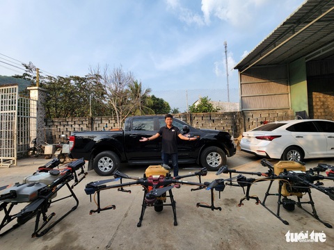 Nông dân miền Tây phun thuốc bảo vệ thực vật nhanh gấp 10 lần nhờ drone - Ảnh 2. Nông dân miền Tây phun thuốc bảo vệ thực vật nhanh gấp 10 lần nhờ drone - Ảnh 2.