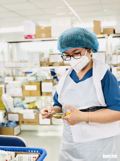 Những bóng hồng nơi tuyến đầu chống dịch - Ảnh 3. Những bóng hồng nơi tuyến đầu chống dịch - Ảnh 3.
