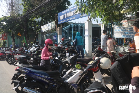 TP.HCM: Vất vả đợi xét nghiệm COVID-19, công nhận F0 - Ảnh 2. TP.HCM: Vất vả đợi xét nghiệm COVID-19, công nhận F0 - Ảnh 2.