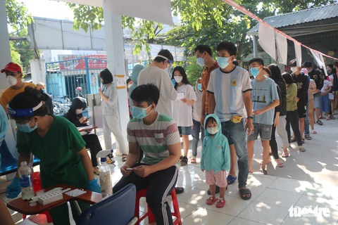 TP.HCM: Vất vả đợi xét nghiệm COVID-19, công nhận F0 - Ảnh 1. TP.HCM: Vất vả đợi xét nghiệm COVID-19, công nhận F0 - Ảnh 1.