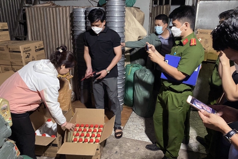 Triệt phá đường dây sản xuất, buôn bán nhớt giả các thương hiệu nổi tiếng - Ảnh 1. Triệt phá đường dây sản xuất, buôn bán nhớt giả các thương hiệu nổi tiếng - Ảnh 1.