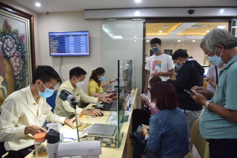 Giá vàng miếng SJC cao hơn giá vàng thế giới hơn 18 triệu đồng/lượng, giá USD đi lên - Ảnh 1. Giá vàng miếng SJC cao hơn giá vàng thế giới hơn 18 triệu đồng/lượng, giá USD đi lên - Ảnh 1.
