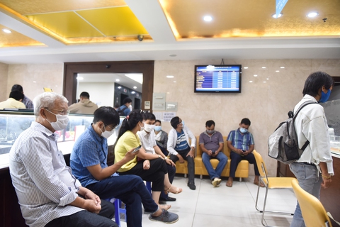 Giá vàng trồi sụt, xếp hàng chờ đến lượt bán mất cả triệu - Ảnh 1. Giá vàng trồi sụt, xếp hàng chờ đến lượt bán mất cả triệu - Ảnh 1.