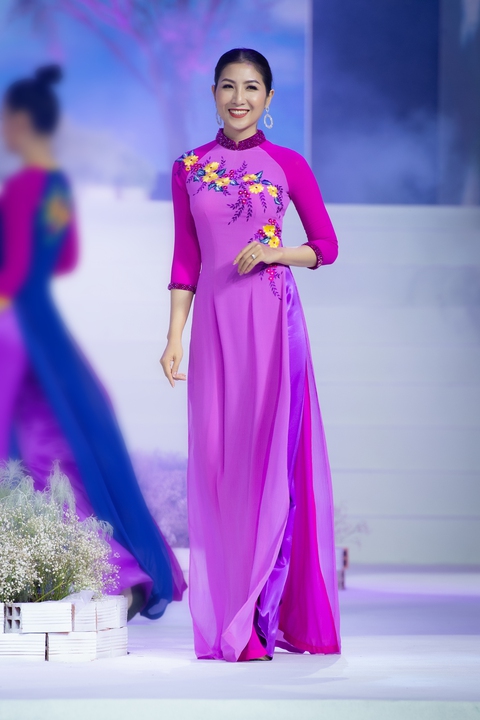 2 bộ sưu tập áo dài trẻ trung, thanh lịch mới nhân dịp 8-3 - Ảnh 2. 2 bộ sưu tập áo dài trẻ trung, thanh lịch mới nhân dịp 8-3 - Ảnh 2.