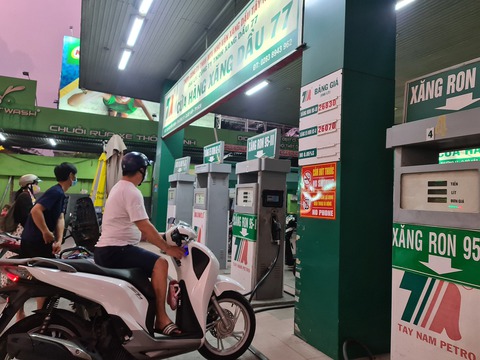 Giá xăng dầu tiếp tục tăng: Việt Nam phải làm gì? - Ảnh 1. Giá xăng dầu tiếp tục tăng: Việt Nam phải làm gì? - Ảnh 1.