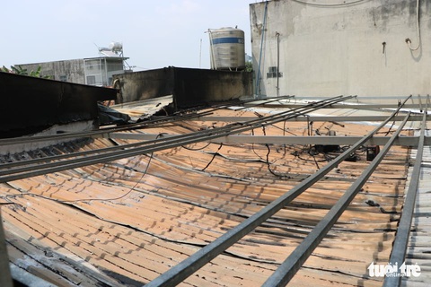 Cháy xưởng mút xốp, người dân trọ bên cạnh tháo chạy - Ảnh 1. Cháy xưởng mút xốp, người dân trọ bên cạnh tháo chạy - Ảnh 1.