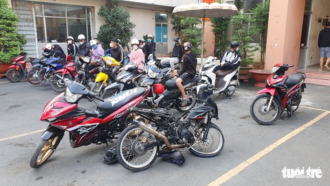 CSGT vây bắt 28 thanh thiếu niên bão đêm, 5 người dương tính COVID-19 - Ảnh 3. CSGT vây bắt 28 thanh thiếu niên bão đêm, 5 người dương tính COVID-19 - Ảnh 3.