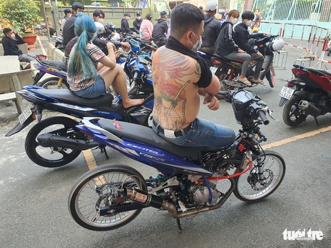 CSGT vây bắt 28 thanh thiếu niên bão đêm, 5 người dương tính COVID-19 - Ảnh 1. CSGT vây bắt 28 thanh thiếu niên bão đêm, 5 người dương tính COVID-19 - Ảnh 1.