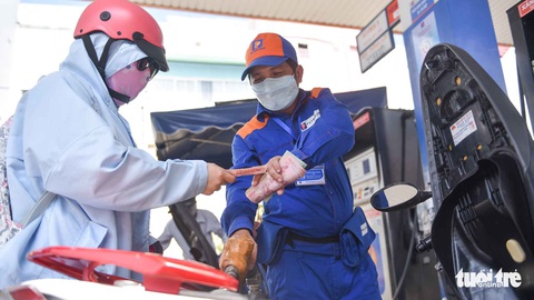 Lấy giá dầu kềm giá xăng dầu? - Ảnh 1. Lấy giá dầu kềm giá xăng dầu? - Ảnh 1.