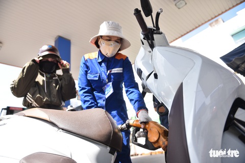 Giá xăng dầu có thể tăng 5.000-8.000 đồng mỗi lít so với đầu năm 2022 - Ảnh 1. Giá xăng dầu có thể tăng 5.000-8.000 đồng mỗi lít so với đầu năm 2022 - Ảnh 1.