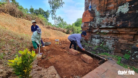 Để xe múc vào thi công trong vùng 1 tháp Bánh Ít nghìn tuổi: Trách nhiệm của chủ đầu tư - Ảnh 3. Để xe múc vào thi công trong vùng 1 tháp Bánh Ít nghìn tuổi: Trách nhiệm của chủ đầu tư - Ảnh 3.
