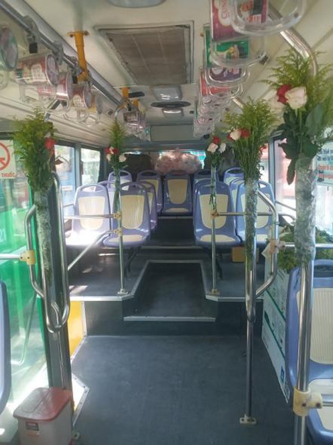 Tài xế xe buýt chịu chơi, tặng quà cho khách nữ ngày 8-3 - Ảnh 2. Tài xế xe buýt chịu chơi, tặng quà cho khách nữ ngày 8-3 - Ảnh 2.