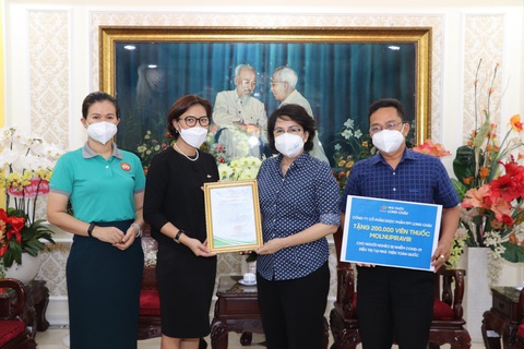 FPT Long Châu tặng 200.000 viên thuốc đặc trị Covid Molnupiravir cho người nghèo - Ảnh 1. FPT Long Châu tặng 200.000 viên thuốc đặc trị Covid Molnupiravir cho người nghèo - Ảnh 1.