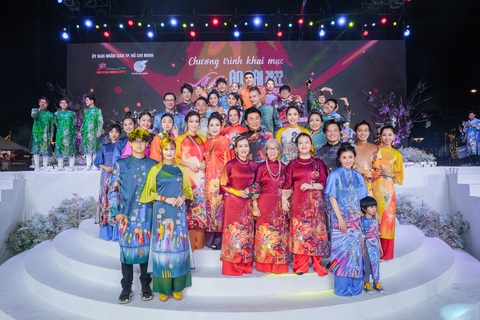 Thái Tuấn trình làng BST mới tại lễ hội áo dài TP.HCM 2022 - Ảnh 2. Thái Tuấn trình làng BST mới tại lễ hội áo dài TP.HCM 2022 - Ảnh 2.