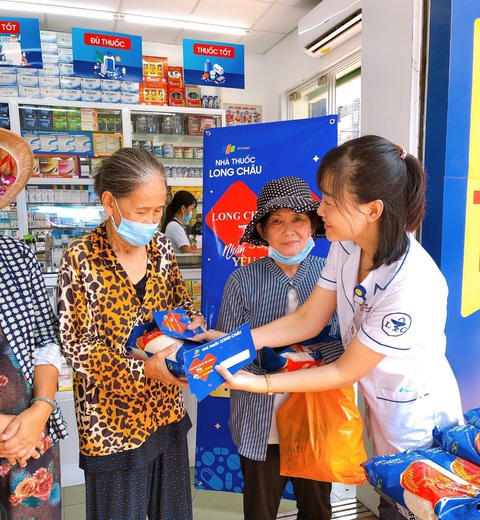 FPT Long Châu tặng 200.000 viên thuốc đặc trị Covid Molnupiravir cho người nghèo - Ảnh 3. FPT Long Châu tặng 200.000 viên thuốc đặc trị Covid Molnupiravir cho người nghèo - Ảnh 3.