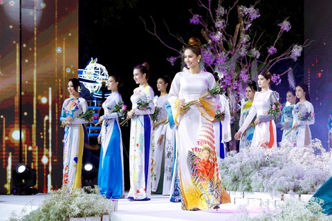 Thái Tuấn trình làng BST mới tại lễ hội áo dài TP.HCM 2022 - Ảnh 4. Thái Tuấn trình làng BST mới tại lễ hội áo dài TP.HCM 2022 - Ảnh 4.