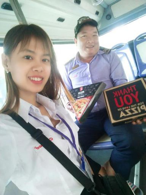 Tài xế xe buýt chịu chơi, tặng quà cho khách nữ ngày 8-3 - Ảnh 4. Tài xế xe buýt chịu chơi, tặng quà cho khách nữ ngày 8-3 - Ảnh 4.